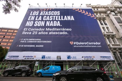 Empresarios extienden una lona en la Castellana de Madrid para denunciar retrasos en el Corredor Mediterráneo