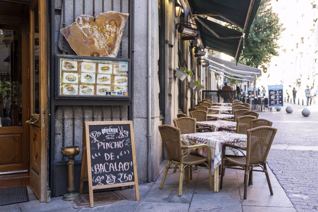 Varias mesas de un restaurante en una terraza, en Madrid, (España). - A. Pérez Meca - Europa Press