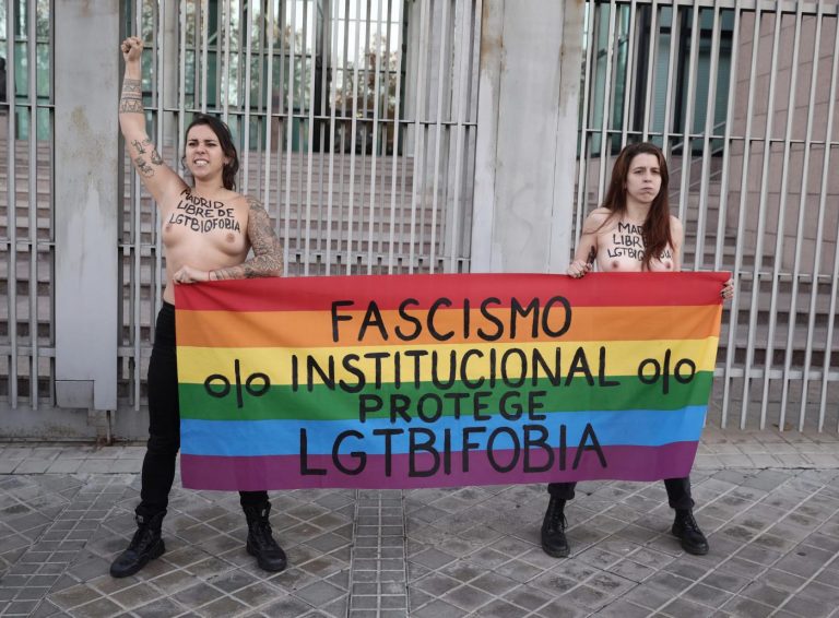 Cuatro activistas se manifiestan en la Asamblea a pecho descubierto contra la derogación de leyes LGTBI