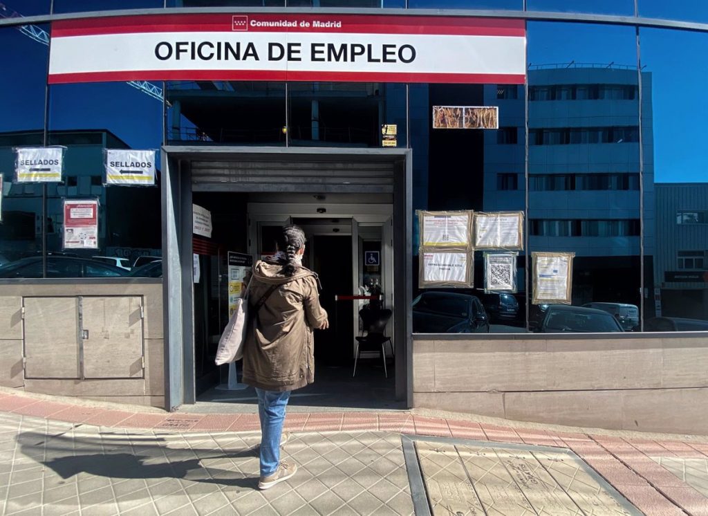 El paro en la Comunidad de Madrid bajó un 25,5% en 2021,con 122.500 desempleados menos