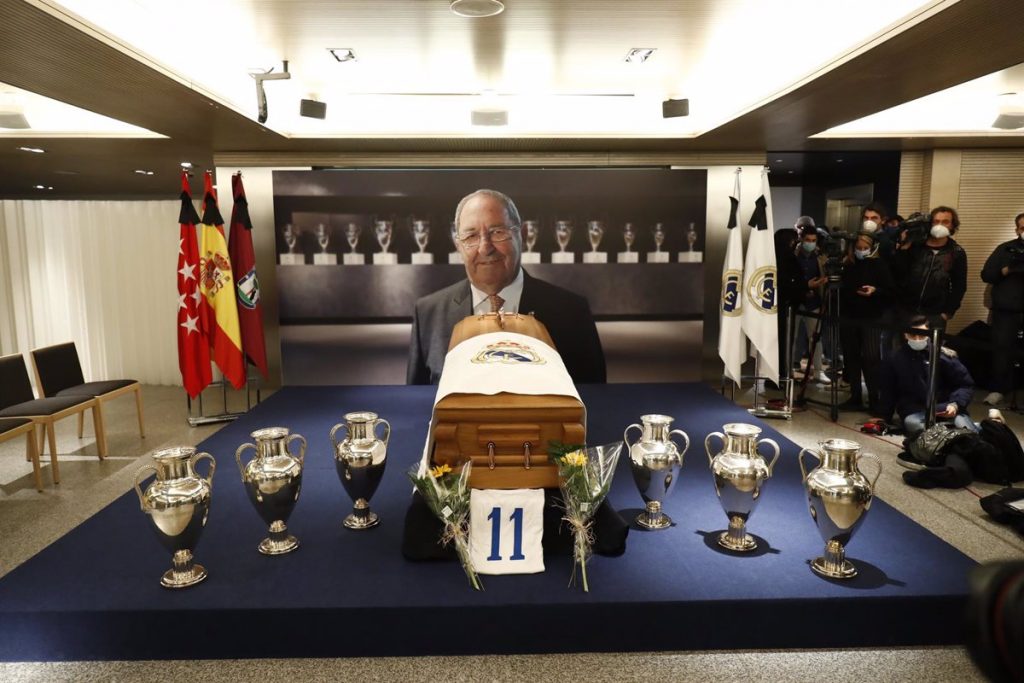 Autoridades, exjugadores y aficionados despiden a Paco Gento en la capilla ardiente del Santiago Bernabéu