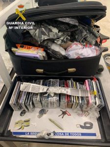 La Guardia Civil intercepta en Barajas dos maletas con casi un centenar de teléfonos de dudosa procedencia
