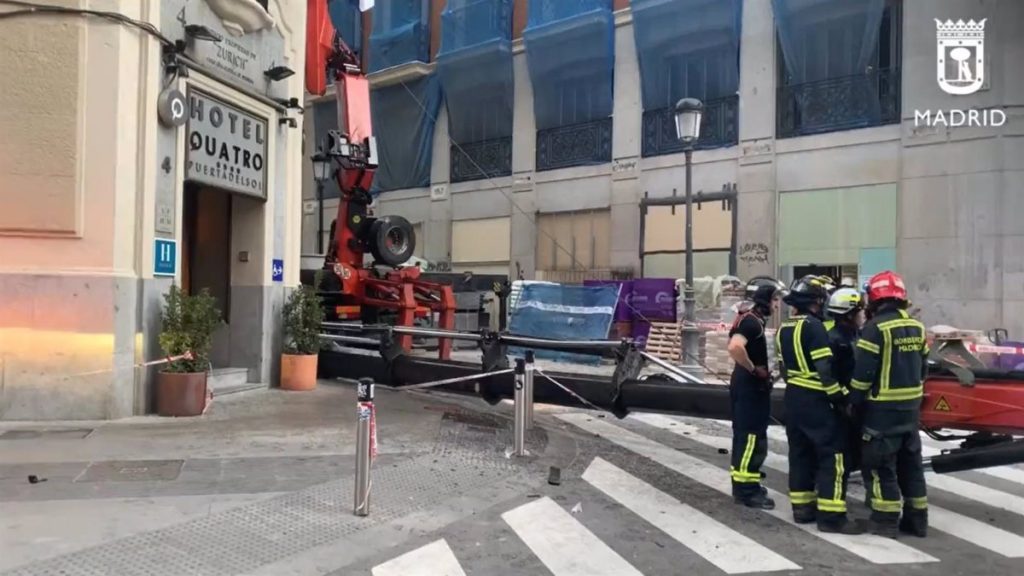 La Policía investiga las causas de la caída de la pluma de una grúa en pleno centro de Madrid