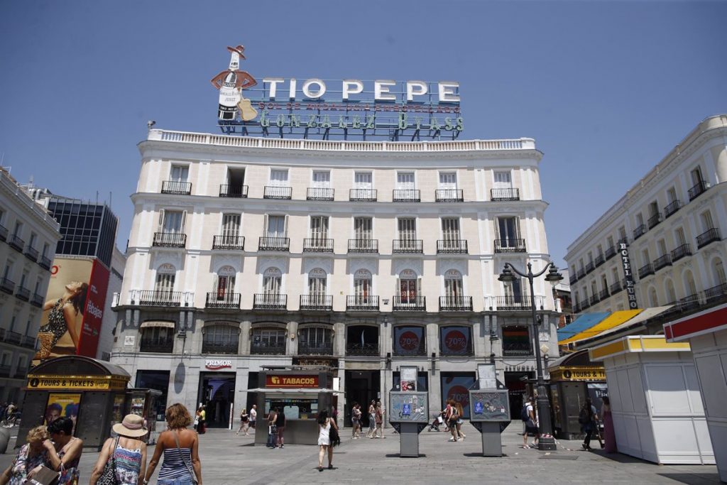 El cartel del Tío Pepe de la Puerta del Sol apaga sus luces para unirse a la 'Hora del Planeta'