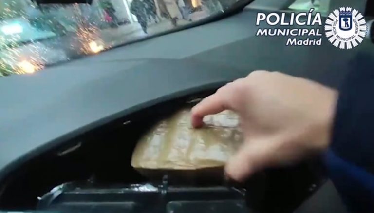 Detenidos dos hombres con hachís y cocaína oculta en el salpicadero de su coche