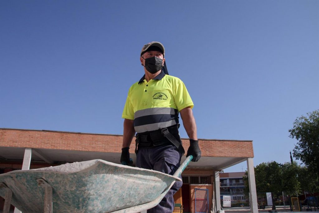 La falta de materiales obliga a paralizar las obras de 14 centros educativos de Madrid