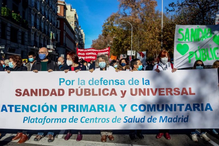 CCOO protesta en el Hospital Ramón y Cajal por el despido de más de 7.000 profesionales sanitarios