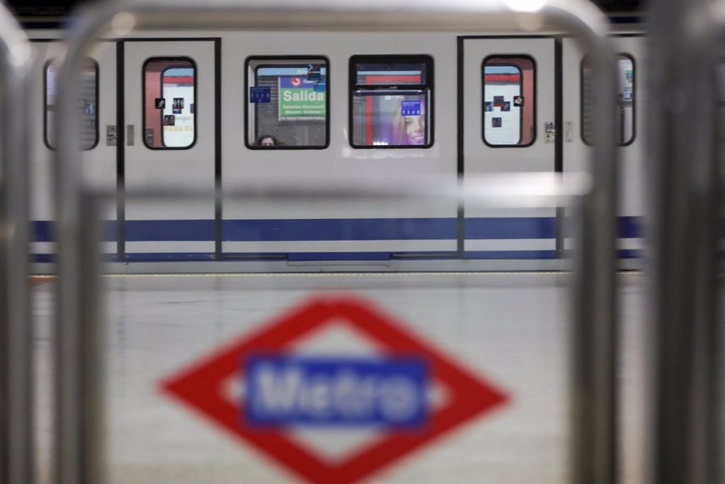 Metro insiste en que la rebaja de trenes es "flexible" y que "en ningún caso" supone una afección al servicio