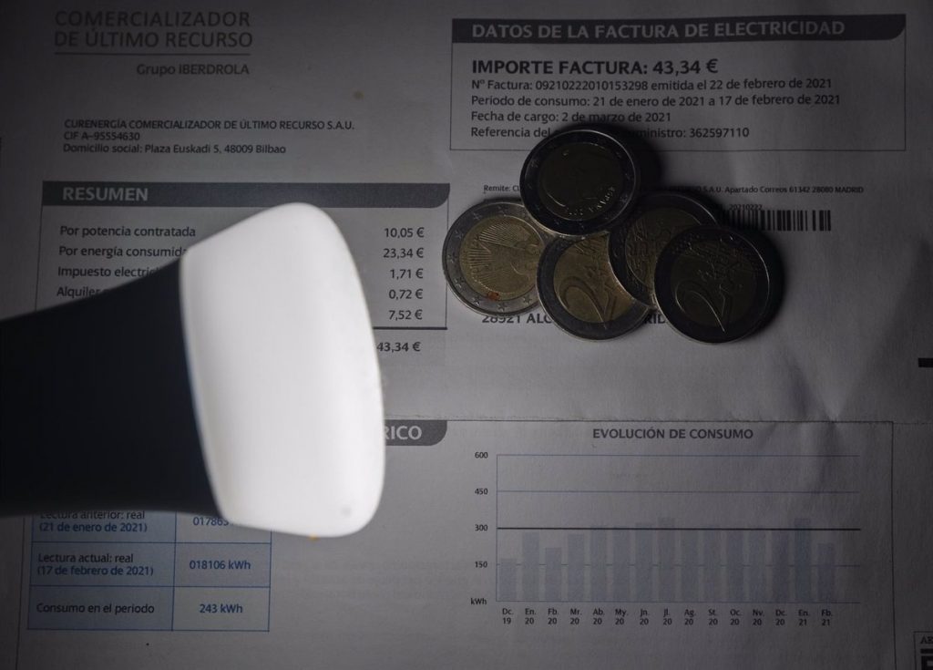 El precio de la luz cae este miércoles un 4%, hasta los 185,45 euros/MWh