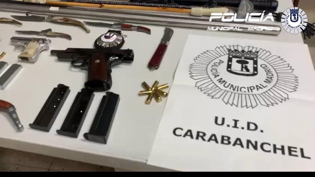 Sorprenden a cuatro personas con una treintena de armas blancas y tres pistolas en el cementerio de Carabanchel