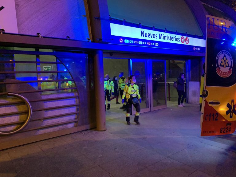 Herido de gravedad un joven tras caer por el hueco de una escalera en el Metro de Nuevos Ministerios