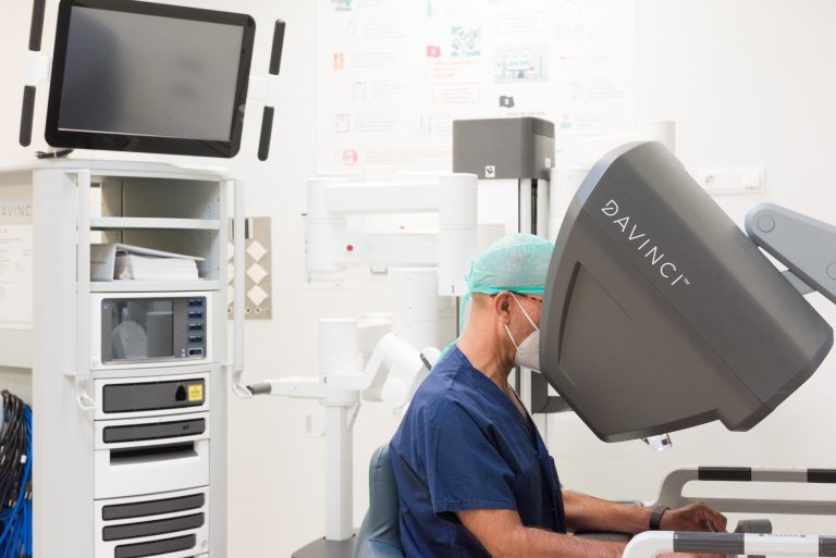 El complejo hospitalario Ruber Juan Bravo incorpora un nuevo robot quirúrgico Da Vinci