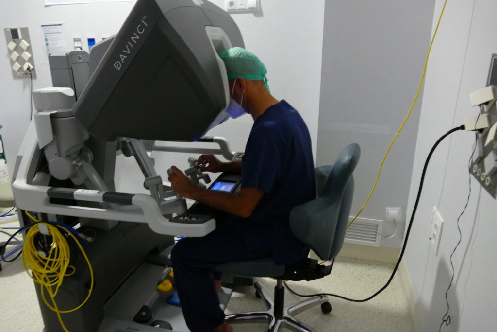 El complejo hospitalario Ruber Juan Bravo realiza su primera intervención con el robot quirúrgico Da Vinci