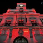 La Real Casa de Correos y el Palacio de Cibeles se iluminan de color carmesí por el cumpleaños 55 de Felipe VI