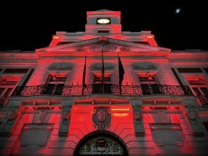 La Real Casa de Correos y el Palacio de Cibeles se iluminan de color carmesí por el cumpleaños 55 de Felipe VI