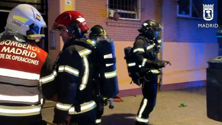 Al menos 18 intoxicados por humo dejó un incendio en una planta baja de un edificio en Usera