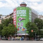 La Junta Electoral de Madrid insta a Vox a quitar la lona contra la bandera LGTBI o el comunismo