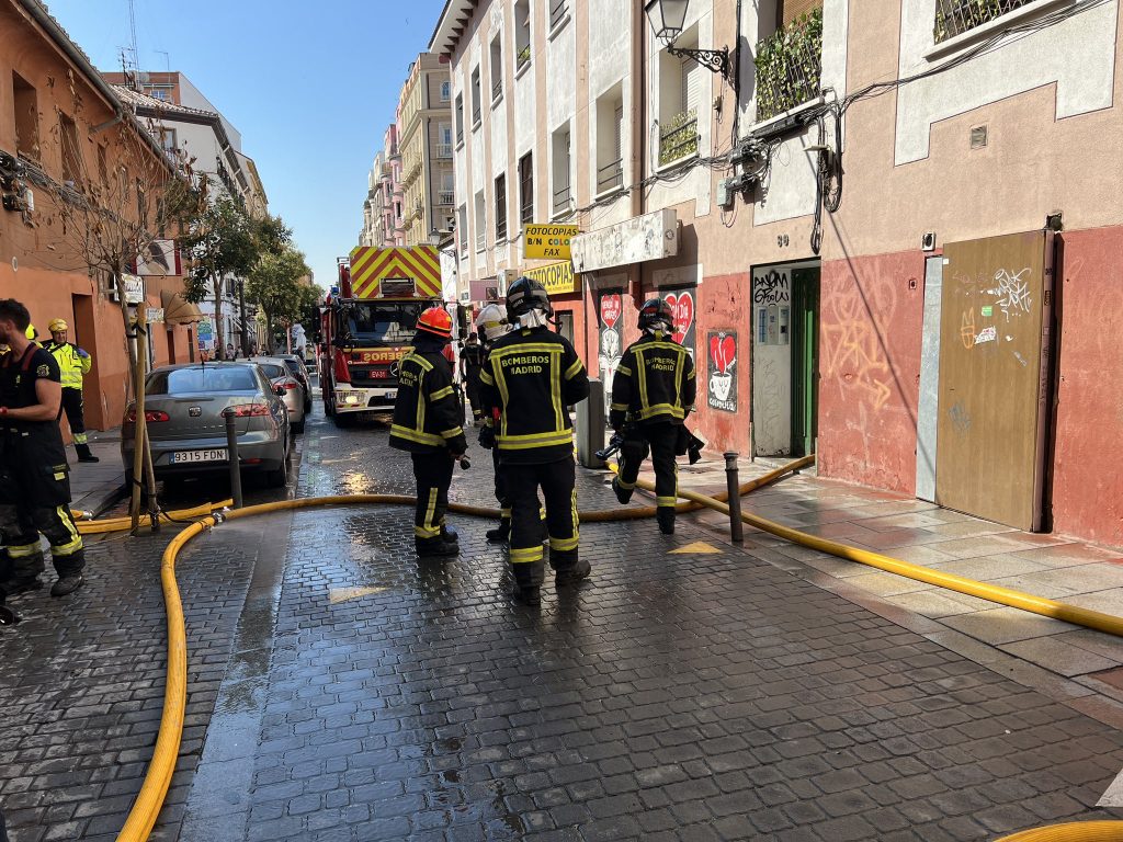 Tres intoxicados leves por el incendio de la cubierta de un edificio de Lavapiés