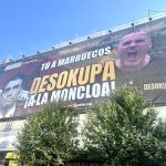 Desokupa despliega una lona en la calle de Atocha contra Sánchez: "Tú a Marruecos, Desokupa a La Moncloa"