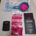 Detenido un hombre que llevaba más de 100 gramos de cocaína rosa en una maleta