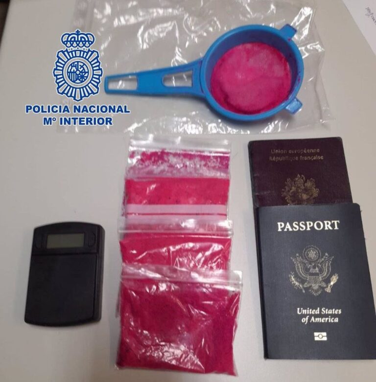 Detenido un hombre que llevaba más de 100 gramos de cocaína rosa en una maleta