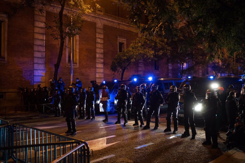 La séptima noche de protestas en Ferraz se saldó con 24 detenidos por desórdenes públicos