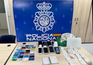 Dos comerciantes detenidos en el distrito Centro por permitir el uso de más de 500 tarjetas robadas en sus negocios