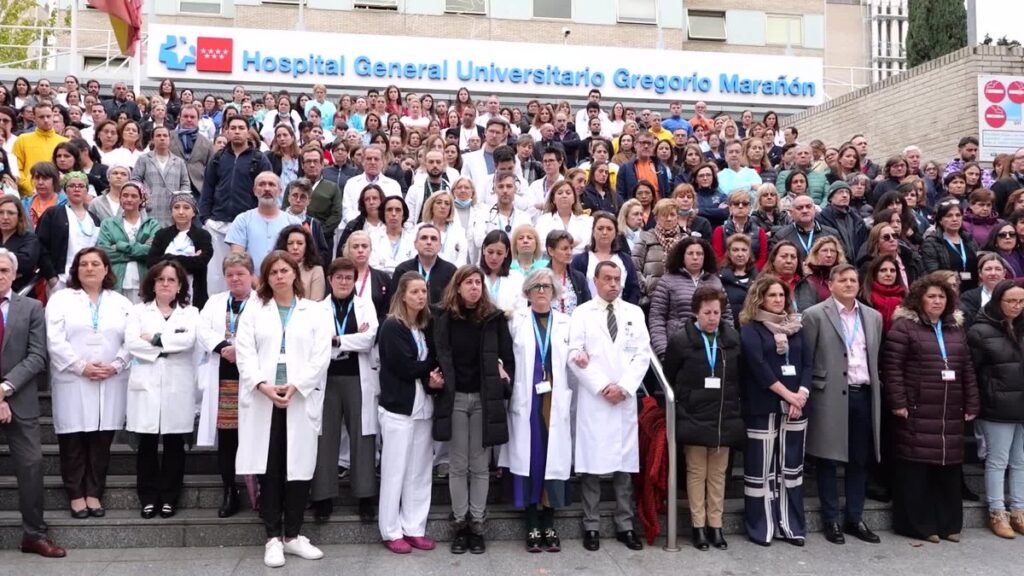 Compañeros de la enfermera del Gregorio Marañón asesinada guardan un minuto de silencio en su honor