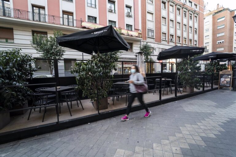 Las terrazas Covid en bandas de aparcamiento desaparecerán de Madrid en 2024