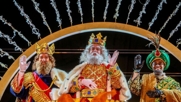 Los Reyes Magos adelantan sus tradicionales cabalgatas por los distritos de Madrid