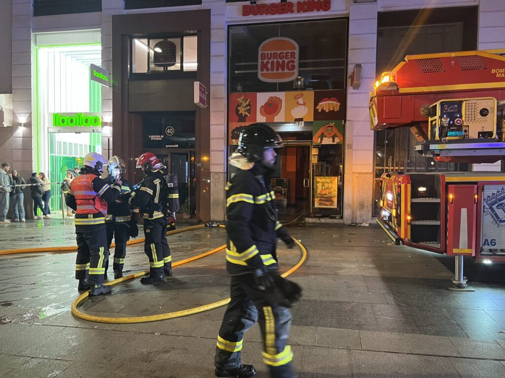 Los Bomberos de Madrid extinguen un incendio sin heridos en un restaurante de Gran Vía