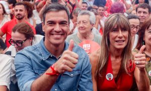 Begoña Gómez y Sánchez inician una campaña contra los medios libres y los jueces sin precedentes en España. El Distrito