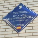 Una placa recuerda en la calle Ibiza a Juan José Hernández, general de brigada asesinado por ETA en 1994