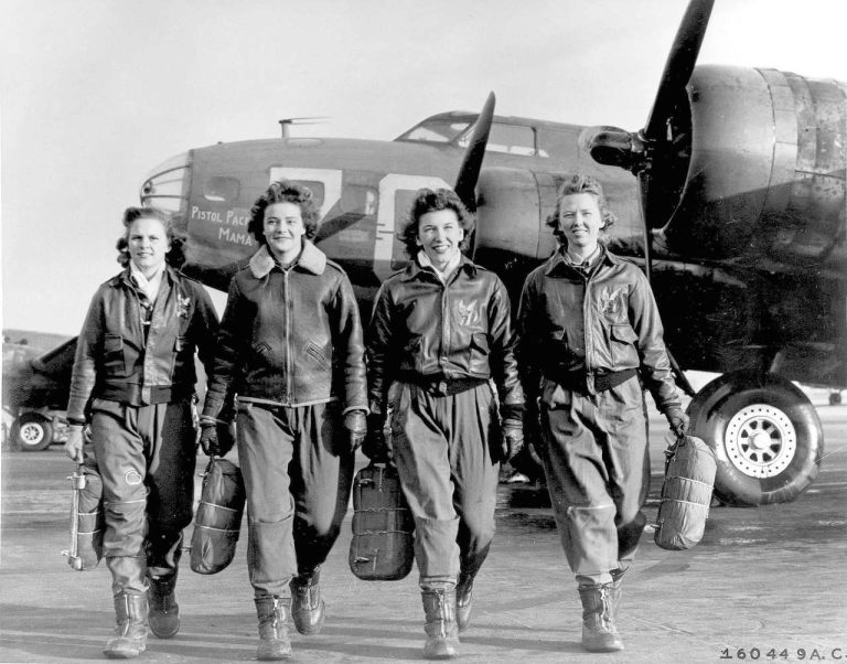 La contribución de Jacqueline Cochran y Nancy Love en el cuerpo de mujeres pilotos en la Segunda Guerra Mundial
