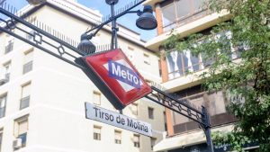 Un joven muere arrollado en la estación Tirso de Molina al bajar a la vía a orinar