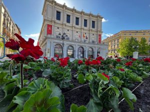 Madrid despliega un manto colorido con más de medio millón de flores en sus calles