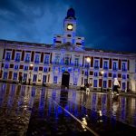 La Comunidad ilumina de azul la fachada de la Real Casa de Correos en el Día Mundial de la Hipertensión Pulmonar