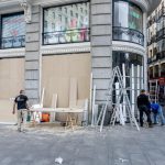 Los comercios del centro de Madrid parapetan sus escaparates por temor a saqueos y vandalismo